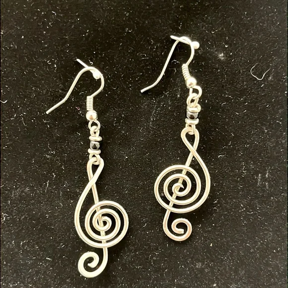 TREBLE CLEF MUSICAL SYMBOL EARRINGS - Picture 1 of 3